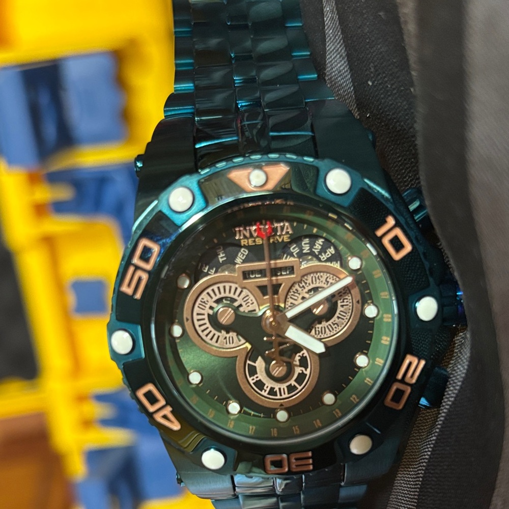 Invicta Speedway 39217 – 47mm Swiss Quartz Chronograph Watch (Green & Gold)